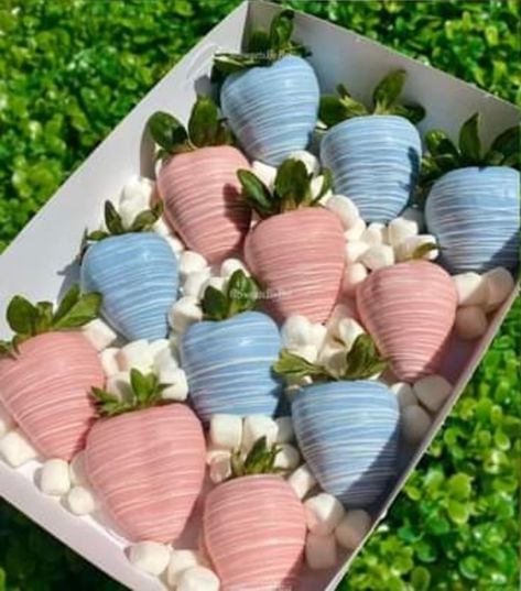 Gender Reveal Dipped Strawberries, Gender Desserts, Pink And Blue Foods For Gender Reveal, Gender Reveal Bakery Ideas, Gender Reveal Sweets Table Ideas, Fruit Gender Reveal Ideas, Gender Revel Desserts Table, Gender Reveal Chocolate Covered Strawberries, Gender Reveal Ideas Desserts