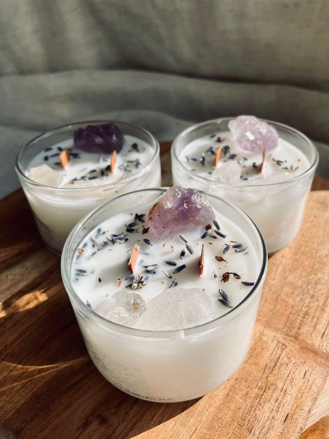 Candles With Herbs, Candle Spiritual, Candle With Crystals, Candle Meditation, Creation Bougie, Amethyst Candle, Herb Candles, Diy Candles Homemade, Homemade Scented Candles