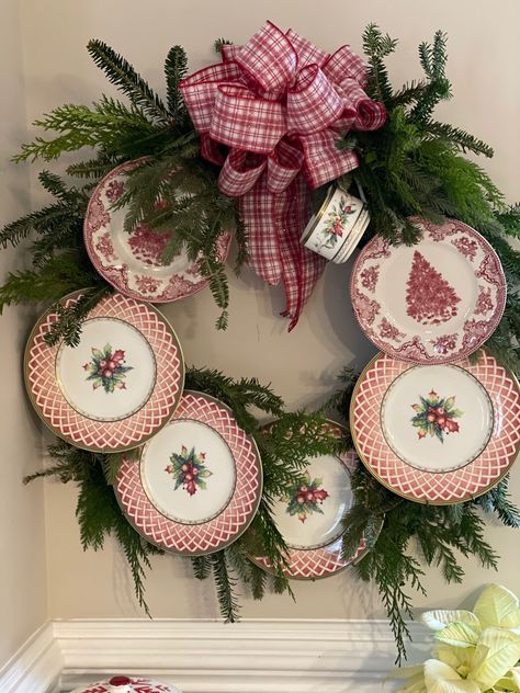 Vintage Silver Decor Ideas, Dish Wreaths, Plate Wreath Diy, Plate Wreaths, Plate Wreath, Cup And Saucer Crafts, Teacup Crafts, China Crafts, Door Wreaths Diy