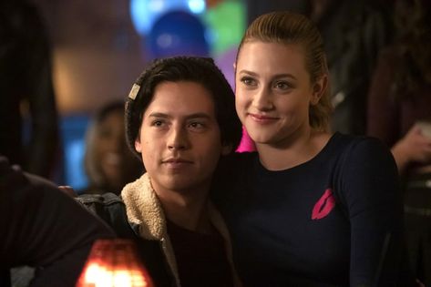 Riverdale Betty And Jughead, Lili Reinhart And Cole Sprouse, Cole Sprouse Jughead, Riverdale Betty, Riverdale Characters, Aesthetic Header, Riverdale Cole Sprouse, Bughead Riverdale, Betty And Jughead