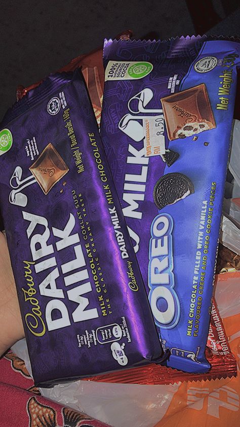 Dairy Milk Oreo Chocolate, Dairy Milk Chocolate Aesthetic, Chocolate Prank, Coklat Dairy Milk, Chocolate Cadbury Dairy Milk, Coklat Cadbury, Food Prank, Boyfriend Haircut, Snacks Aesthetic