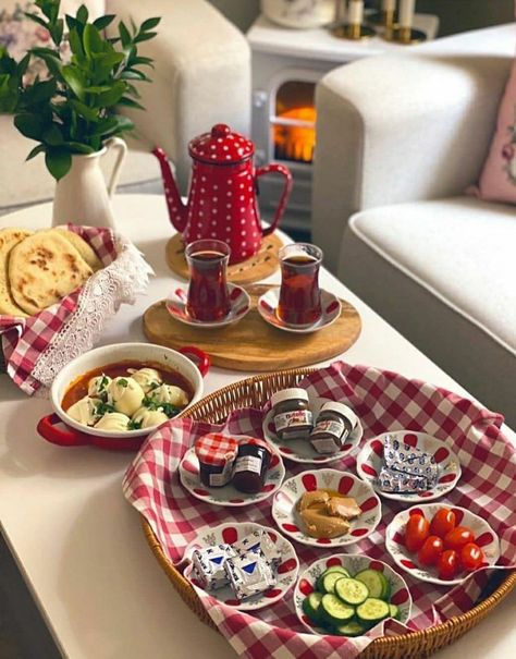 Work On Self, Breakfast Presentation, Amazing Food Platters, Fancy Breakfast, Breakfast Gift, Breakfast Platter, Breakfast Photo, Party Food Buffet, Catering Ideas Food