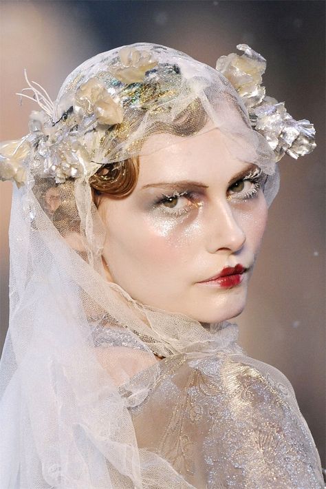 John Galliano Fall 2009 Doll Makeup Halloween, Catwalk Makeup, Matte Make Up, Galliano Dior, Drag Make-up, Editorial Hair, Runway Makeup, Doll Makeup, White Face