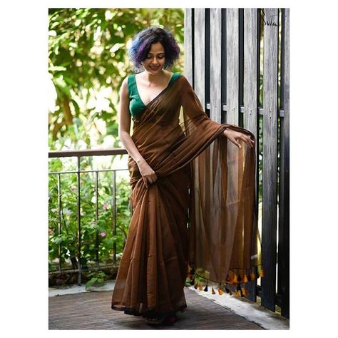 Suta (@suta_bombay) • Instagram photos and videos Poses In Saree, Knotted Blouse, Plain Saree, Simple Sarees, Saree Styles, Saree Blouse Designs, Indian Sarees, Cotton Saree, Blouse Piece