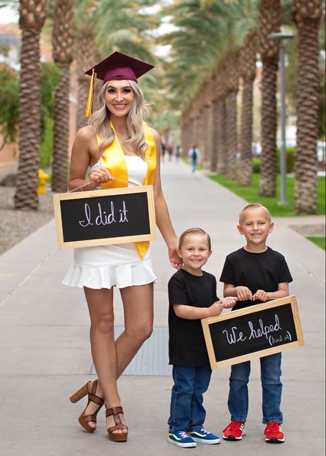 Graduation Pictures While Pregnant, Mom Graduates College Pictures, Graduating Mom Pictures, Lvn Graduation Photos, Mom Son Graduation Photos, Mommy And Daughter Graduation Pictures, Nurse Graduation Pictures With Family, Grad Photo Ideas With Family, Nursing Graduation Pictures With Family