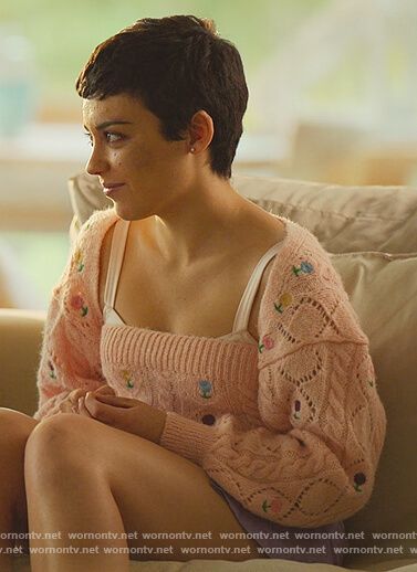 Ari’s pink floral embroidered sweater on Elite. Outfit Details: https://wornontv.net/280639/ #Elite Pixie Fashion Outfits, Joey King Pixie, Pixie Hair Outfits, Short Hair Outfit, Short Curly Hair Pixie, Short Haircuts Wavy Hair, Elite Carla, Elite Outfits, Elite Cast