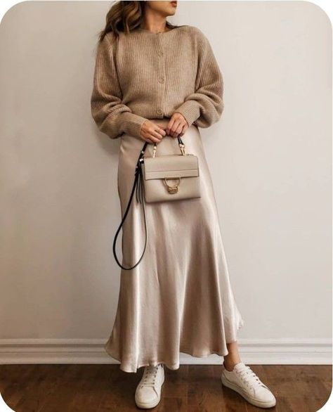 Style Satin Skirt, Midi Silk Skirt, Silk Skirt Outfit, Satin Skirt Outfit, Beige Outfit, Skirt Midi, Mode Inspo, Satin Skirt, 가을 패션