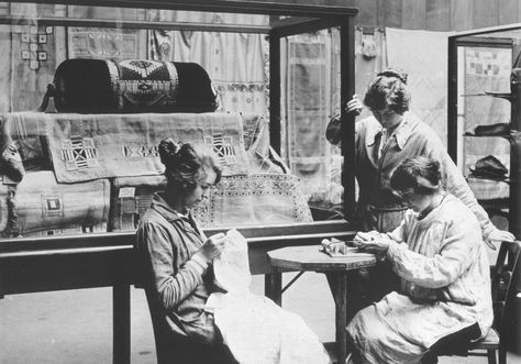 ♀ womens art on Twitter: "'Glasgow Girls', designers/artists,1880-1920 working in the avant-garde movement The Glasgow Style #womensart https://t.co/uvk3RYQEwx" Glasgow Girls, Glasgow Style, Moving To Scotland, Hole In The Sky, Scottish Women, Women's Suffrage, Glasgow School, Charles Rennie Mackintosh, Rennie Mackintosh