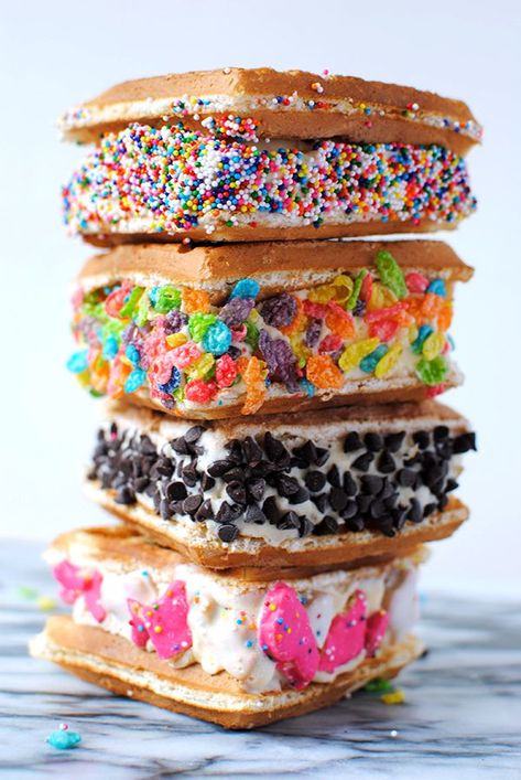 Ice Cream Sandwiches Waffle Ice Cream Sandwich, Ice Cream Sandwiches Recipe, Ice Cream Business, Waffle Ice Cream, Pastel Cupcakes, Yummy Ice Cream, Easy Summer Desserts, Ice Cream Sandwiches, Cream Sandwich