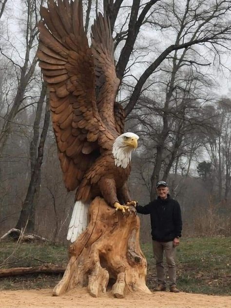 Bald Eagle Art, Chainsaw Wood Carving, Wood Carving Art Sculpture, Eagle Statue, Garden Decoration Ideas, Character Statue, Eagle Pictures, Eagle Art, Tree Carving