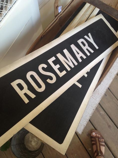 Rosemary foam board sign diy tutorial Foam Board Signs Diy, Foam Board Diy, Vintage Signs Diy, Foam Board Projects, Vintage Inspired Signs, House Gift Box, Styrofoam Crafts, Farmhouse Crafts, Kids Wood