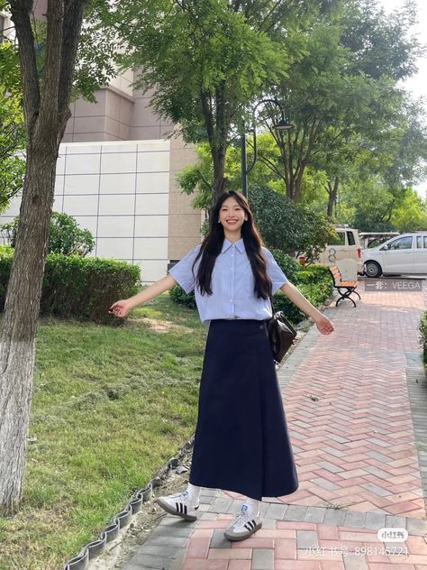 Univ Outfit, School Long Skirt, Classy Outfits For Teens, Denim Midi Skirt Outfit, Study Outfit, Maxi Skirt Outfits, Casual Day Outfits, Easy Trendy Outfits, Photoshoot Outfits