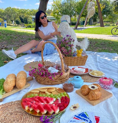 Dog Picnic Ideas, Dog Picnic Photoshoot, Picnic With Dog, Cute Picnics, Dog Picnic, Picnic Pictures, Outdoor Lunch, Picnic Inspiration, Picnic Ideas