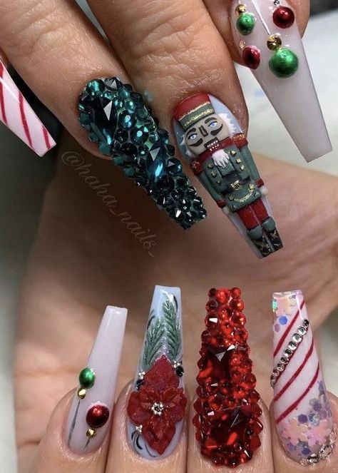 Festive Nail Designs, New Years Nail Art, New Years Nail Designs, New Years Eve Nails, Christmas Bling, Holiday Nail Art, Christmas Nails Acrylic, Bling Acrylic Nails, Gem Nails