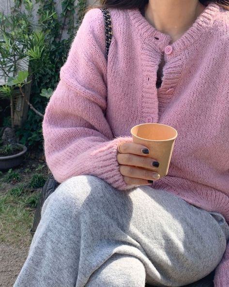 Light Pink Cardigan Outfit, Pullover Jacket Outfit, Pink Cardigan Outfit, Winter Cardigan Outfit, Winter Jacket Outfits, Light Pink Cardigan, Fluffy Cardigan, Outfits Dress, Korean Casual Outfits