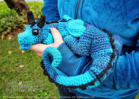 Dragon Crochet, Crochet Dragon Pattern, Simply Crochet, Crochet Dinosaur, Crochet Dragon, Crochet Design Pattern, Crochet World, Dragon Pattern, Hello My Name Is