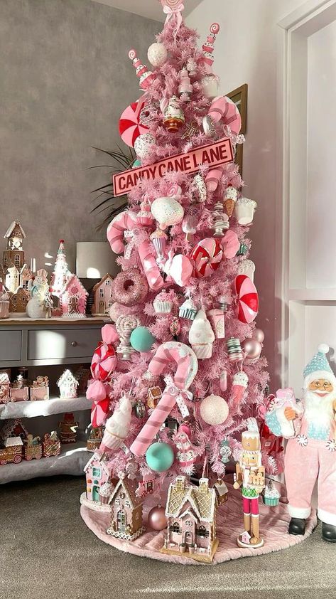 Pink Xmas Tree Ideas, Candy Pink Christmas Tree, Diy Pastel Candy Christmas Decorations, Pink Candy Theme Christmas Tree, Candy Land Theme Christmas Decor, Candyland Christmas Tree Diy, Candyland Christmas Tree Ideas, Candy Theme Christmas Decorations, Candy Land Theme Christmas Tree