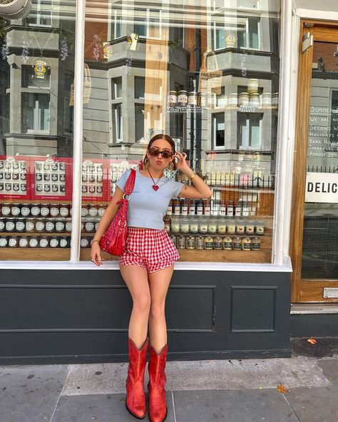 Cowgirl Cool Outfit, Belly Summer, Asian Baddie, Boxer Shorts Outfit, Summer Vintage Outfits, Maximalist Outfits, Red Cowboy Boots, Look Legging, Skandinavian Fashion