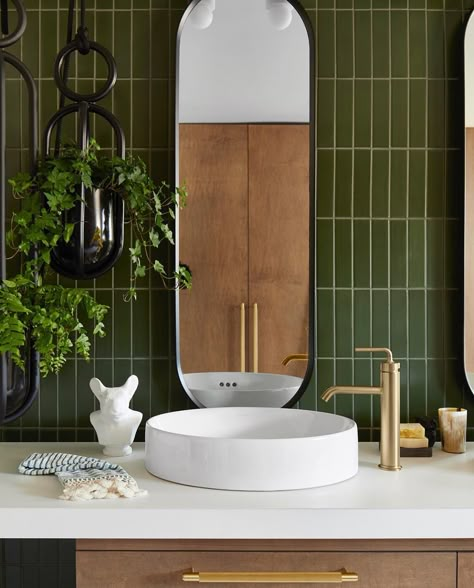 17 Feng Shui Bathroom Design & Layout Ideas | Extra Space Storage Feng Shui Bathroom, Green Tiles, Rustic Easter, Bathroom Design Layout, Easy Decor, Fireclay Tile, Aesthetic Bathroom, Bathroom Trends, Bad Design