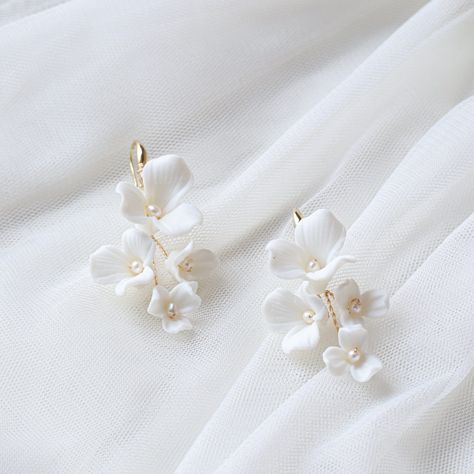 Bridal Earrings Floral, White Floral Earrings, White Flower Bridal Earrings, Elopement Accessories, Wedding Earrings Bride, Bridal Party Accessories, Different Wedding Dresses, Short Veil, Pearls Wedding