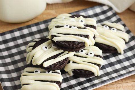 These super fun mummy cookies are super easy to make, require no baking and the kids will love these Halloween tasty treats! Made with candy melts and fun candy eyes, you can make these with the whole family. Halloween Mummy Cookies, Pillsbury Halloween Cookies, Mummy Treats, Mummy Cookies, Easy Halloween Cookies, Oreo Treats, Oreo Cookie Recipes, Halloween Oreos, Butter Cookies Easy