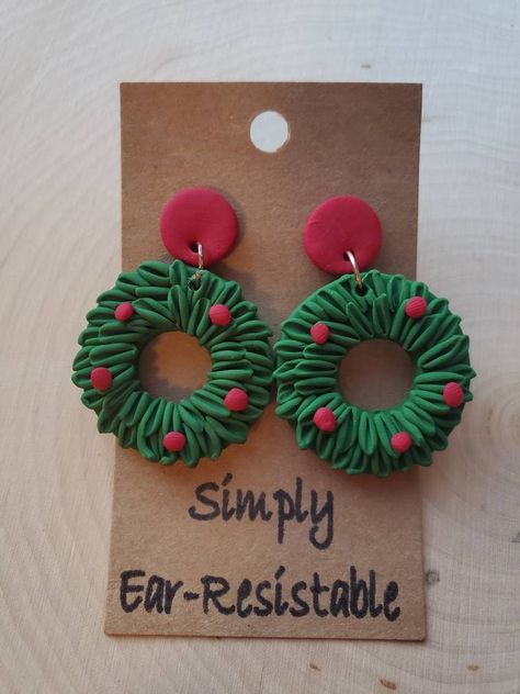 Polymer Clay Wreath Earrings, Fimo Christmas Earrings, Clay Christmas Jewelry, Cute Christmas Earrings, Xmas Polymer Clay Earrings, Christmas Earring Ideas, Polymer Christmas Earrings, Christmas Earrings Clay, Christmas Clay Earrings Diy