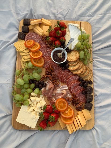 charcuterie board picnic oranges strawberries salami meat cheese brie cheddar goat green grapes gray blanket chocolate nuts blueberries Charcuterie Board With Oranges, Charcuterie Board Strawberries, Charcuterie Board With Strawberries, Strawberry Charcuterie Board, Charcuterie Picnic, Amazing Food Platters, Healthy Food Alternatives, Summertime Recipes, Party Food Buffet