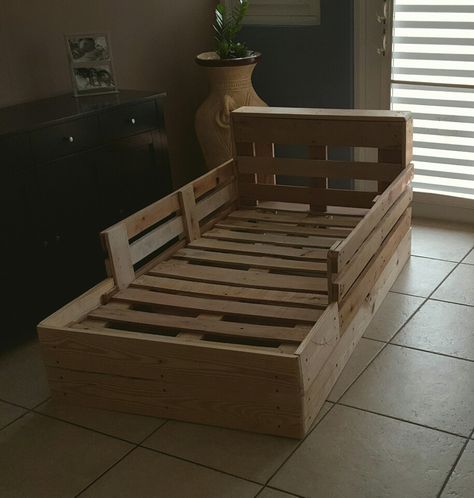 Toddler Bed pallets                                                                                                                                                                                 More Unique Toddler Beds, Pallet Toddler Bed, Wooden Toddler Bed, Bunk Bed Safety, Bunk Beds For Kids, Diy Toddler Bed, Beds For Kids, Take A Rest, Pallet Beds