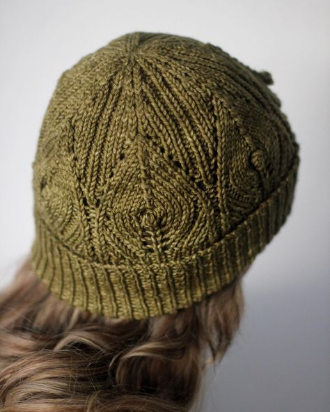 NEW PATTERN 🚨 I��’m happy to announce the release of Bee Leaf hat knit pattern! 🍃 🍃It’s a great project to work on for coming spring with big leaves that grow out of the deep ribbed brim and adorn the body of the hat. Framed into the arches, they came together to form a star at the top of the crown. 🧶 Available in three sizes and knit in the round from the bottom up, this hat has a snug fit with a folded brim that keeps the ears warm. Yarn: Vintage by @madelinetosh 💰 Enjoy introductory dis... Hat Knit Pattern, Leaf Hat, Hat Knitting Pattern, Hat Knit, Pattern Knitting, Hat Knitting, Big Leaves, Knit In The Round, Hat Knitting Patterns