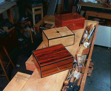 Building a humidor the right way requires careful consideration of the wood choice and joinery to ensure the proper humidity for cigars.  This plan gives the basics you'll need to successfully build a humidor, and from there you can let your design sense run wild. Diy Humidor, Humidor Woodworking Plans, Humidor Plans, Woodworking Software, Woodworking Jigsaw, Woodworking Storage, Wood Crafting Tools, Intarsia Woodworking, Woodworking Box