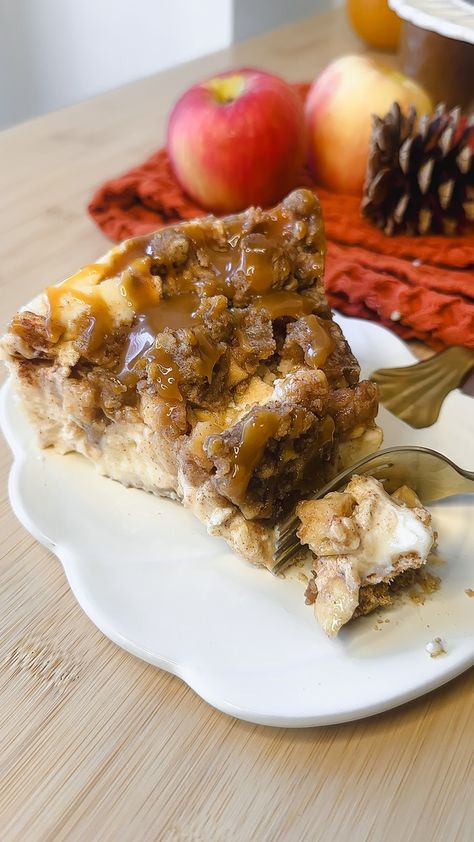 Salted Caramel Apple Crumble Cheesecake Recipe for Fall Apple Crumble Cheesecake, Caramel Apple Crumble, Crumble Cheesecake, Cinnamon Roll Cheesecake, Recipe For Fall, Cinnamon Crumble, Caramel Apple Cheesecake, Caramel Drizzle, Blueberry Crumble