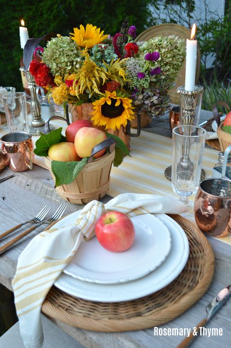 Birthday Party Ideas Spring, Decorating With Sunflowers, Outdoor Thanksgiving Table, Farmhouse Tablescape, Colorful Table Decor, Thanksgiving Table Decor Ideas, Outdoor Thanksgiving, Farmhouse Table Centerpieces, Birthday Tea Party