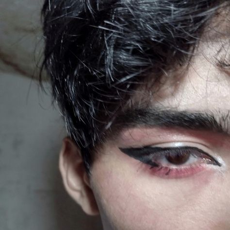 Smudged Eyeliner Men, Mens Eyeshadow, Male Eye Shapes, Eyeliner On Men, Boy With Eyeliner, Male Eye Makeup, Men With Eyeliner, Male Eyeliner, Men Eyeliner