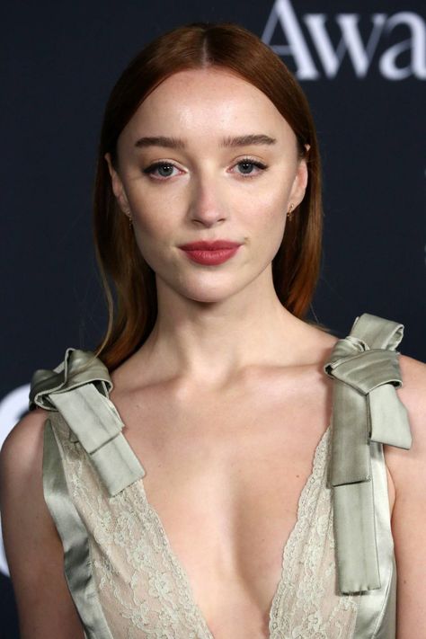 phoebe dynevor attends the 6th annual instyle awards at the getty center in los angeles-151121_21 Getty Center Los Angeles, The Getty Center, Phoebe Dynevor, Getty Center, Attractive People, Wedding Beauty, Celebrity Style, Beauty Makeup, Angel