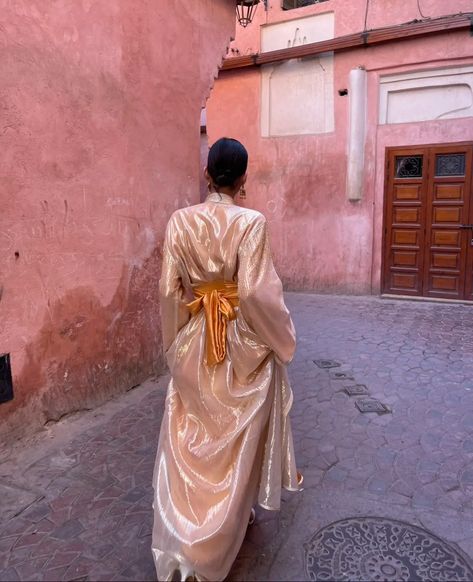 Modern Kaftan, Modesty Dress, Morrocan Fashion, Morocco Aesthetic, Moroccan Bride, Moroccan Aesthetic, Light Highlights, Moroccan Kaftan, Moroccan Culture