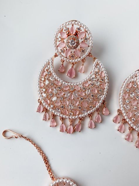 Decisive in Rose Gold & Pink Earrings + Tikka THE KUNDAN SHOP American Diamond Earrings, Purple Drop Earrings, Pakistani Earrings, Dope Jewelry Accessories, Fancy Jewelry Necklace, Minimalist Earrings Gold, Earrings Aesthetic, Fancy Jewellery Designs, Bridal Accessories Jewelry