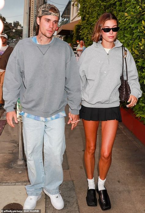 Hailey Bieber Street Style, Hayley Bieber, American Street Style, Hailey Bieber Outfits, Models Off Duty Style, Santa Monica California, Sweatshirt Outfit, Famous Models, Hailey Baldwin