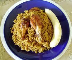 Locrio de pollo (arroz con pollo) y guineo maduro. mmmmm Island Recipes, Dominican Food, Island Food, Rice Recipes, Dominican Republic, Puerto Rico, Wheat, Oatmeal, Rice