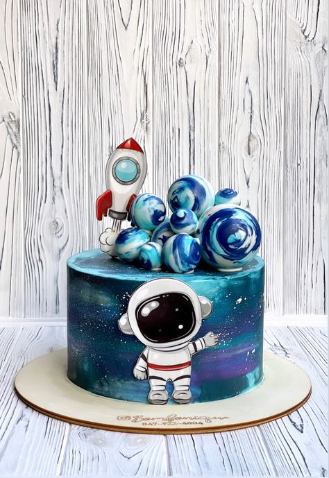 Birthday Cake For 8 Year Boy, Birthday Cake For 6 Year Boy, Birthday Cake For 7 Year Boy, Astronaut 1st Birthday Cake, Space Astronaut Birthday Cake, Astronaut Cake Ideas, Astraunot Cake Design, Unicorn Astronaut Cake, Planet Birthday