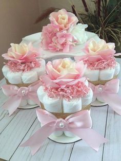 Girl Baby Shower Centerpieces, Baby Shower Table Centerpieces, Mini Diaper Cakes, Idee Babyshower, 3 Girl, Baby Shower Crafts, Baby Shower Diaper Cake, Trendy Baby Shower Ideas, Girl Baby Shower Decorations