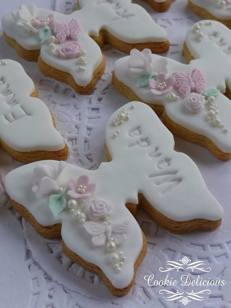 Butterfly Fondant Cookies, Butterfly Biscuits, Rolled Buttercream, Butterfly Baby Shower Cake, Fondant Butterfly, Pink Eucalyptus, Cupcakes Flores, Biscuit Ideas, Biscuit Decoration