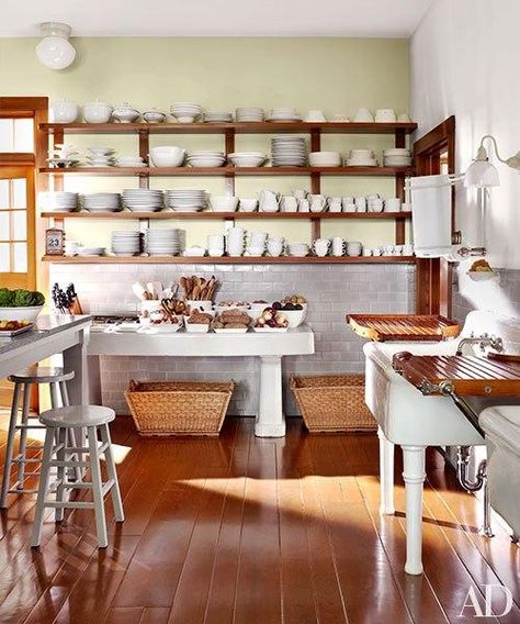 For the kitchen of her Maine retreat, lifestyle icon Martha Stewart used a simple color scheme and wood details to add a touch of rustic elegance Celebrity Bedrooms, Celebrity Kitchens, Martha Stewart Kitchen, Unfitted Kitchen, Martha Stewart Home, Portia De Rossi, Naomi Watts, Cameron Diaz, Hemnes