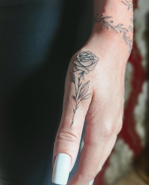 Z Finger Tattoo, Rose On Finger, Thumb Rose Tattoo, Thumb Flower Tattoo, Name On Ring Finger Tattoo, Small Rose Hand Tattoo, Finger Tattoo Stencil, Flower Finger Tattoo, Flower Finger Tattoos