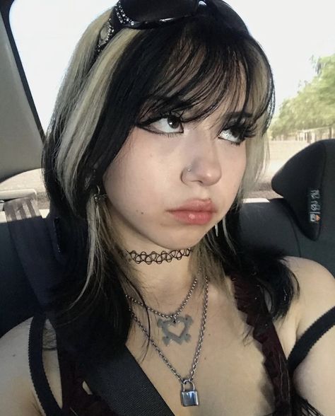 Skunk Hair, Boosting Confidence, Y2k Hair, Y2k Hairstyles, Dyed Hair Inspiration, Hair Inspiration Short, Pretty Hair Color, Emo Hair, Hair Stylies