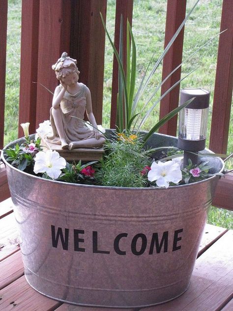 Metal Galvanized Tub Turned Mini Flower Garden Tub Garden Ideas, Tub Decorating Ideas, Mini Flower Garden, Flower Garden Drawing, Metal Wash Tub, Tin Tub, Summer Outdoor Decor, Courtyard Landscaping, Galvanized Tub