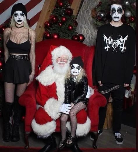 Goths With Santa, Alt Christmas, Punk Christmas, Goth Mom, Alt People, Corpse Paint, Goth Christmas, Goth Kids, Desain Buklet