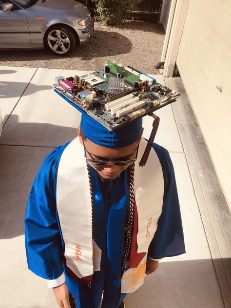 Graduation caps for computer engineering majors Computer Graduation Party, Senior Pictures Computer Geek, Engineer Photoshoot Ideas, College Graduation Pictures Engineering, Computer Science Photoshoot, Graduation Pictures Engineering, Graduation Pictures Computer Science, Computer Science Cap Decoration, Lego Graduation Cap