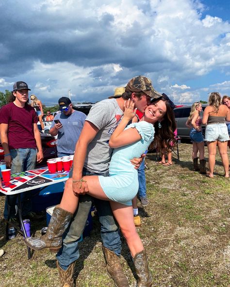 Couple Country Concert Outfit, Couples Concert Pictures, Country Concert Couple Pictures, Country Concert Pictures, Concert Poses, Concert Tailgate, Bf Pics, Couple Inspo, Country Fan