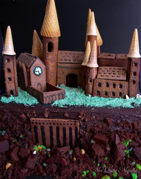 Hogwarts Gingerbread House, White Gingerbread House, Gingerbread House Pictures, Gateau Harry Potter, Easy Gingerbread House, Gingerbread Castle, Cool Gingerbread Houses, Iconic Celebrities, Make A Gingerbread House