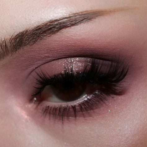 Makeup For Mauve Dress, Plum Makeup For Brown Eyes, Plum Wedding Makeup, Mauve Eye Makeup, Plum Eyeshadow Looks, Mauve Eyeshadow Looks, Plum Makeup Look, Mauve Makeup Look, Winter Nail Colours